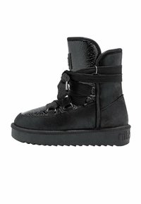 Botín negro de tobillo hecho de piel sintética texturizada y ante suave, con cordones en la parte frontal, cuello acolchado y suela de goma gruesa.