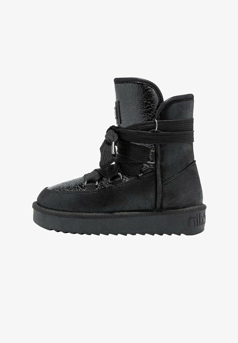 Botín negro de tobillo hecho de piel sintética texturizada y ante suave, con cordones en la parte frontal, cuello acolchado y suela de goma gruesa.