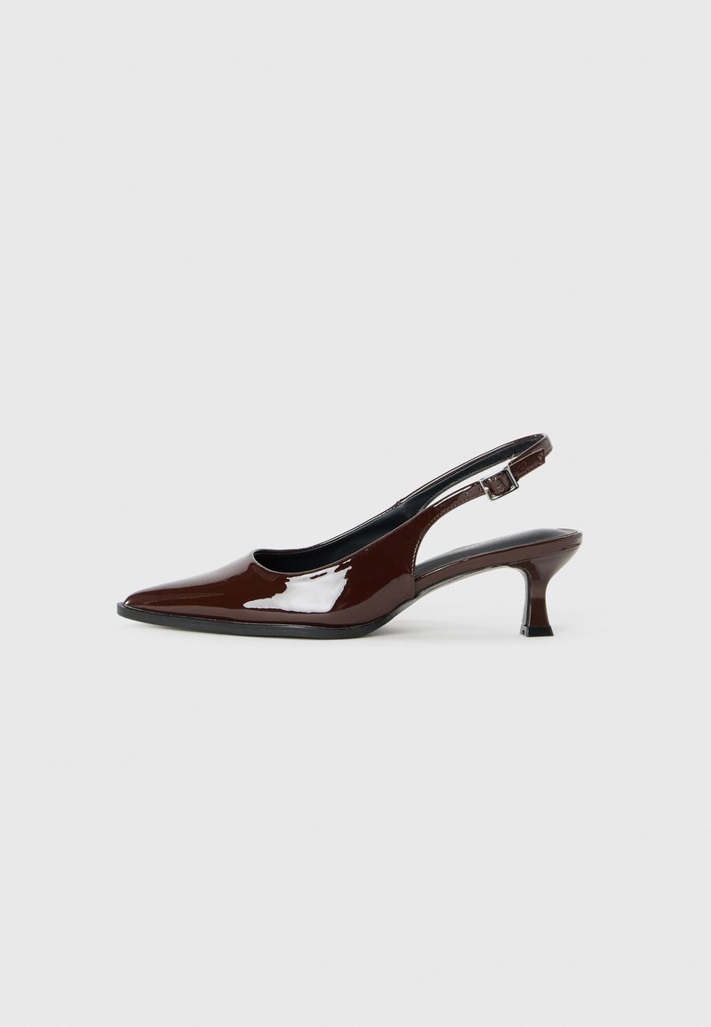 Scarpa slingback in pelle verniciata marrone con punta affusolata e tacco moderato. Presenta una fascia con fibbia per una calzata sicura. Tessuto liscio.