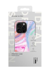 Etui iPhone 16 Pro z pastelowym wzorem marmuru, z wirującymi odcieniami różu, niebieskiego i fioletowego. Smukła sylwetka, ochronne, wykonane z materiałów z recyklingu.