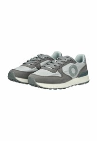 Graue Sneaker aus einer Mischung aus Wildleder und synthetischem Material, mit einem leichten Design, strukturierten Schnürsenkeln und einer kontrastierenden weißen Mittelsohle.