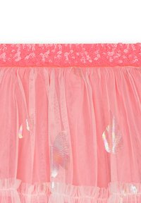 Różowa spódnica z połyskliwym paskiem z cekinów oraz przezroczystą warstwową tkaniną z tulą, ozdobioną irysującymi akcentami w kształcie kropli wody.