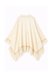 Πλεκτό ποντσο σε κρεμ απόχρωση με κρόσ σια στις άκρες και πορτοκαλί ραφή λεπτομέρεια κατά μήκος του τελειώματος και των μανικιών, απλωμένο επίπεδα σε λευκό φόντο.