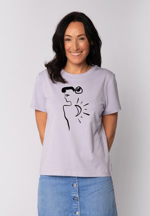 Hellblaues, kurzärmeliges T-Shirt mit einer schwarzen Konturillustration einer Frau und einem Strahlenmuster auf der Vorderseite. Aus weichem Baumwollstoff.