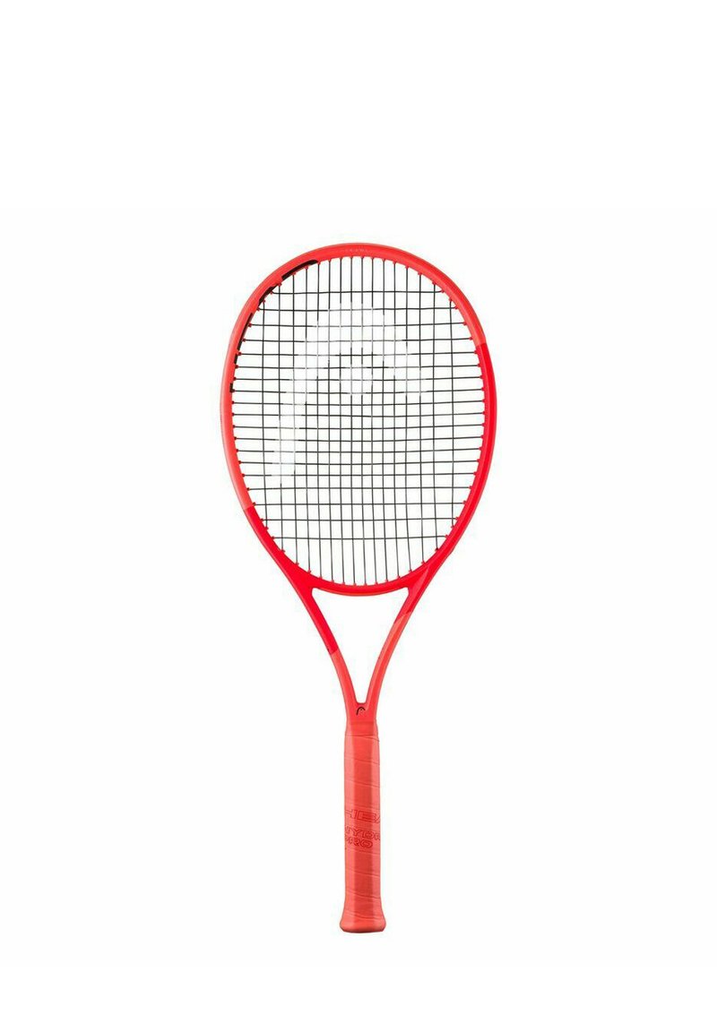 Rode tennisracket met een lichtgewicht frame en een gestructureerde grip. Heeft een brede kop met zwarte snaren die in een gridpatroon zijn gerangschikt.