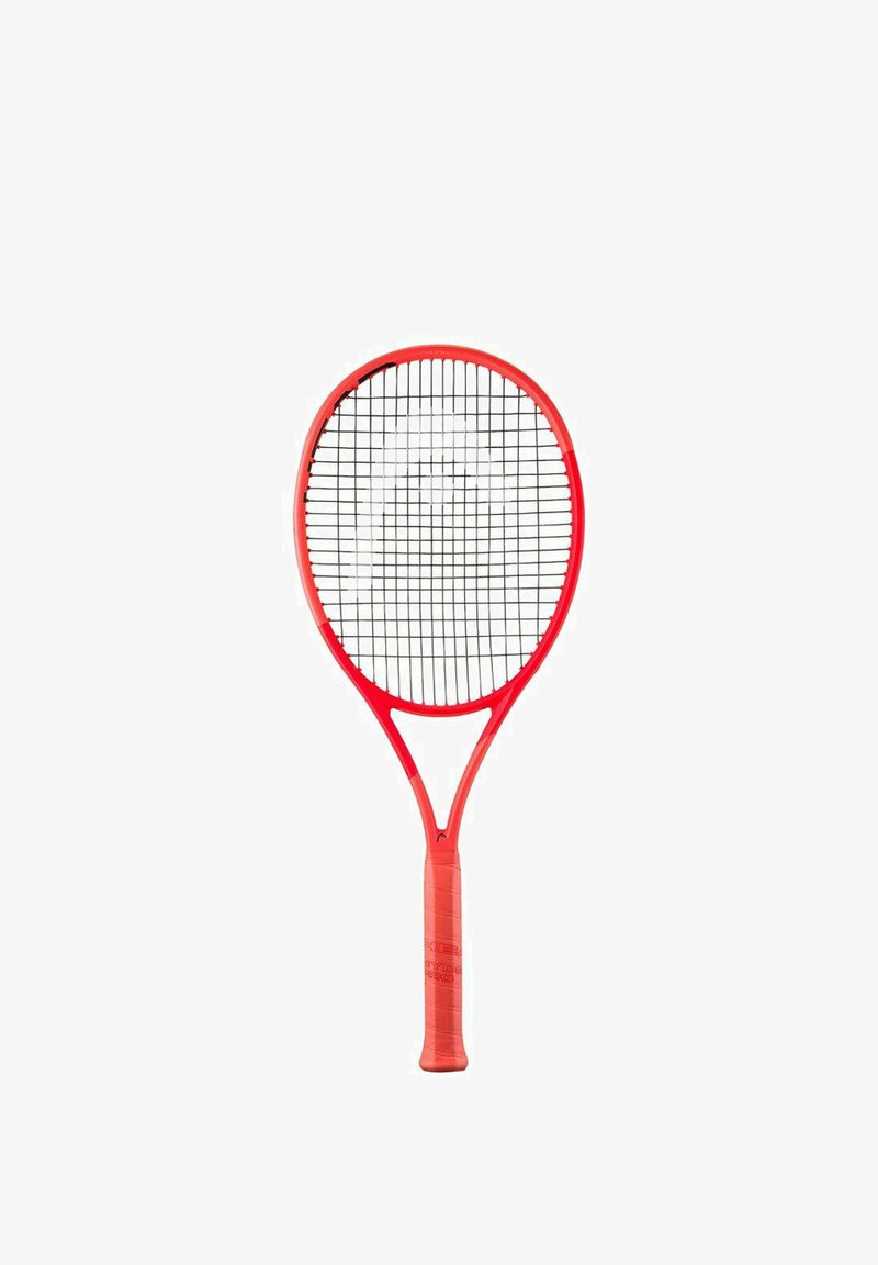 Rode tennisracket met een lichtgewicht frame en een gestructureerde grip. Heeft een brede kop met zwarte snaren die in een gridpatroon zijn gerangschikt.