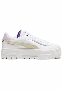 Sneakers bianchi con suola spessa, caratterizzati da dettagli viola e beige, materiali in pelle e camoscio, e design classico con lacci.