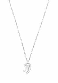 Collana d'argento con un pendente a forma di pezzo di puzzle inciso con la parola "Amici". I link della catena sono piccoli e uniformemente distanziati, con una texture liscia.