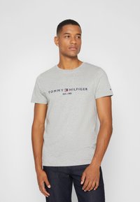Tommy Hilfiger CORE LOGO TEE - T-shirt med print - grey