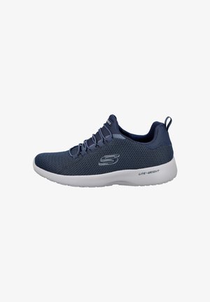 Zapatilla deportiva de Skechers en azul marino con parte superior de punto, logo en el lateral, cordones elásticos y suela blanca ligera.