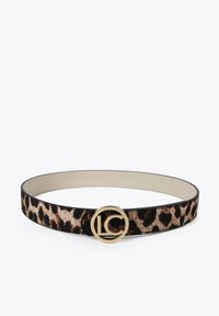 Lepardmönstrad bälte med svart läderkant, med en glänsande guld runda spänne med präglade initialer. Texturerad yta.