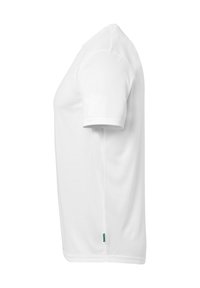 Hvid kortærmet t-shirt lavet af glat stof, med rund halsudskæring og et lille grønt mærke på nederste venstre side.