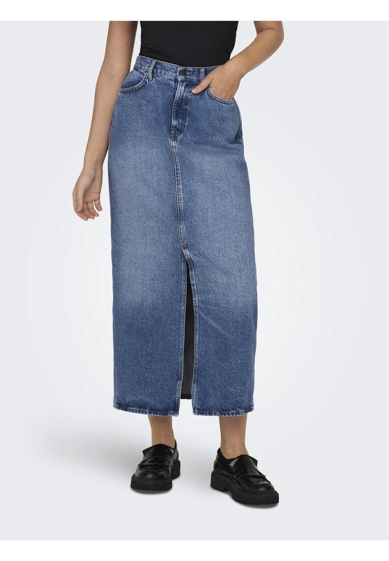 Jeans maxi kjol, mörkblå, med framficka, två sidfickor, hög midja, avslutad fåll. Kombinerad med svarta skor, enkel svart topp synlig.