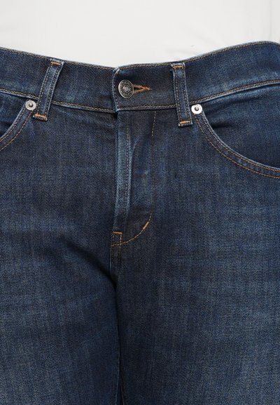 Jeans in denim blu scuro con chiusura a bottone, cuciture color rame e tasche frontali. Il materiale sembra liscio e resistente.