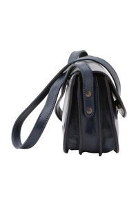 Navyblaue Leder Tasche mit strukturiertem Design, langem Schulterriemen und zwei Druckknöpfen an der Seite. Glatte Textur, kompaktes Design.