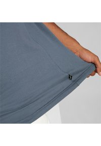 Puma ESS ELEVATED - Camiseta estampada - grau