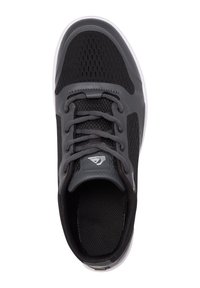 Grauer Sportschuh mit Mesh-Obermaterial, Schnürdesign, gepolstertem Schaft und weißer Sohle. Verfügt über ein Logo in der Nähe der Zunge und strukturierten Akzenten.
