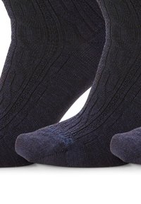 Mörkblå strumpor med ett strukturerat ribbat mönster, tillverkade av ett mjukt och stretchigt tyg, med förstärkta tån och hälsektioner.