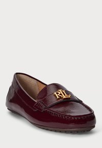 Bordová kožená loafer obuv s lesklým povrchom, s kultovým zlatým logom "RL" na priehlavku a s precíznym šitím pozdĺž okrajov.