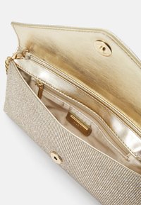 Pochette dorée à l'extérieur scintillant, rabat ouvert, avec une poche intérieure zippée, garniture et détail chaîne dorés.