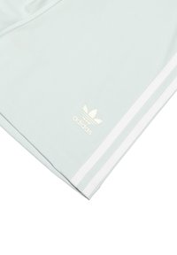 Jasno-miętowe sportowe szorty wykonane z gładkiego materiału, z białymi bocznymi paskami oraz małym, tłoczonym logo Adidas.