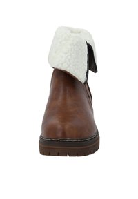 Brun läderankelstövel med en vit fuskpälsfåll, rund tå, sidodragkedja och kontrasterande sömmar på en texturerad gummisula.