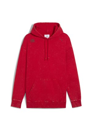 Sweatshirt à capuche rouge avec une poche avant, fabriqué en tissu texturé. Présente un logo subtil sur la poitrine, avec des cordons de serrage et des poignets côtelés.