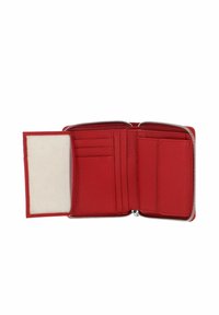 Portefeuille en cuir rouge avec fermeture éclair, doté de compartiments pour cartes et d'une fenêtre d'identification transparente. L'intérieur présente une finition texturée et des accents lisses.