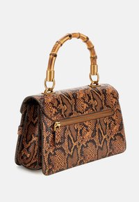 Khadro odos rašto rankinė su rudu ir juodu tekstūru, bambuko rankena, auksiniai aksesuarai ir priekinė zip kišenė. Stačiakampis, su sklende.