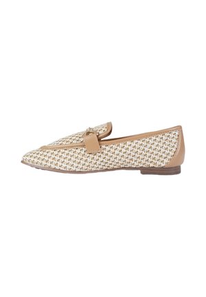 Mocassino piatto con punta a punta in materiale beige e bianco intrecciato con bordo in pelle color cuoio e dettaglio in metallo dorato sulla parte superiore.