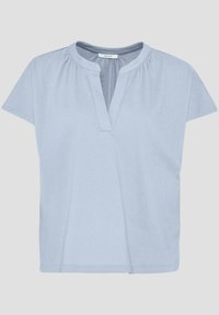 Top azzurro chiaro a maniche corte con scollo a placca, dettagli plissettati sulle spalle e un tessuto morbido e testurizzato.