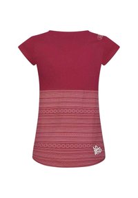 Röd kortärmad t-shirt med rund halsringning, som har ett mönstrat nedre avsnitt med geometriska mönster och en logotyp vid fållen.