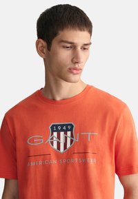 GANT REG ARCHIVE SHIELD - Camiseta estampada - burnt orange
