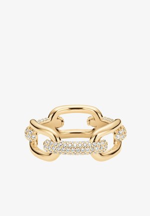 Zlato obarvana prstan z zasnovo povezave, okrašen s prozornimi kristali na gladki površini, kar ustvarja teksturiran akcent v središču.
