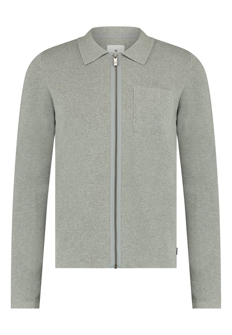 Lichtgrijze vest met rits, lange mouwen, een kraag, een voorklepzak en een gladde textuur. Heeft een centrale ritsafsluiting.