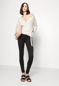 Vero Moda Tall VMRUBELLEFILE WRAP CARDIGAN - Cardigan - birch melange