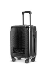Czarna walizka twarda z pionowymi rowkami, z góry umieszczoną wysuwaną rączką, czterema obracającymi się kółkami oraz wbudowanym zamkiem szyfrowym.
