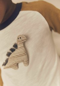 Next REGULAR FIT - Pitkähihainen paita - ochre cream dinosaur