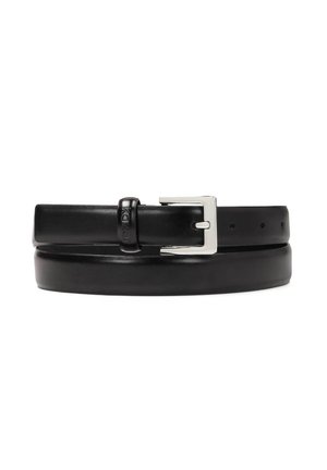 Schwarzer Lederbelt mit einer glänzenden silbernen Metallschnalle, mit einer glatten Textur und mehreren Löchern zur Anpassung, geeignet für verschiedene Taillengrößen.
