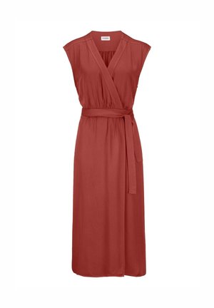 Mouwloze midi-jurk in roestbruin met V-hals, overslag aan de voorkant en een bijpassende stoffen riem gestrikt in de taille.