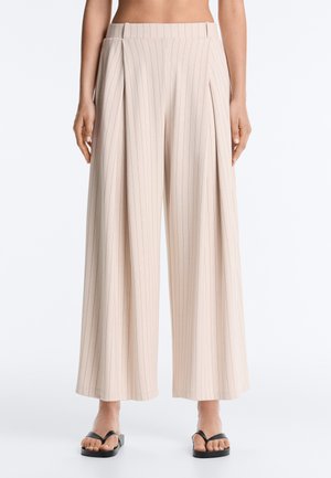 OYSHO, WIDE-LEG CROP TROUSERS WITH PLEATS AND STRIPES - Pantalon classique - beige