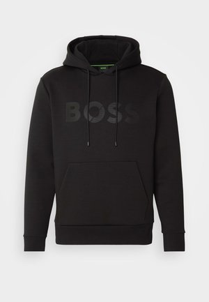 Zwarte hoodie van zachte stof met een grote kangoeroezak aan de voorkant, verstelbare trekkoordcapuchon en een groot tonale BOSS-logo op de borst.