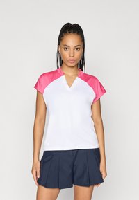 Balta trumpųjų rankovių polo marškinėliai su rožinėmis detalėmis. Sukurtas V formos iškirpės dizainui ir pagamintas iš minkštos, lengvos medžiagos. Derinami su tamsiai mėlynomis klostuotomis šortais.