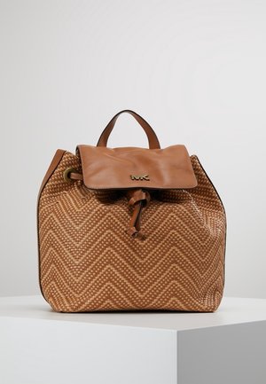 Bruine gevlochten rugzak met een leren klep, voorzien van een zigzagpatroon, trekkoordsluiting en een handvat aan de bovenkant. Gouden logoaccent aan de voorkant.