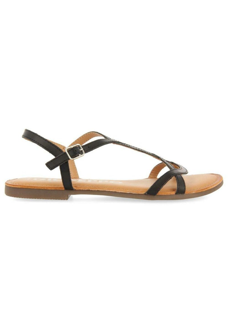 Sandalias negras de tiras con suela plana, que cuentan con un cierre de hebilla y una plantilla marrón, diseñadas para la comodidad y el estilo.