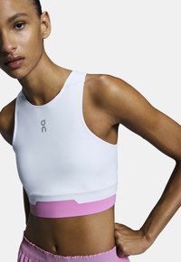 On ACTIVE 2-IN-1 CROP - Top - white