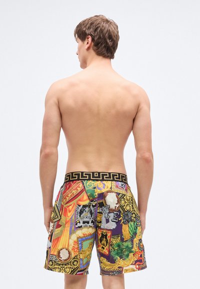 Πολύχρωμα μαγιό σορτς με έντονο γραφικό σχέδιο, μαύρη μέση με γεωμετρικό μοτίβο και διάφορες υφές στο σχέδιο.