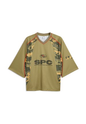 T-shirt de sport ample vert olive avec des empiècements à motif camouflage, passepoil rouge, col en V et logo "SPC SPORTSTYLE PUMA COLLECTIVE" sur le devant.