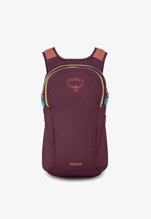 Zaino bordeaux con spallacci imbottiti, dotato di un ampio scomparto principale, tasche laterali e un logo Osprey con accenti arancioni e gialli.
