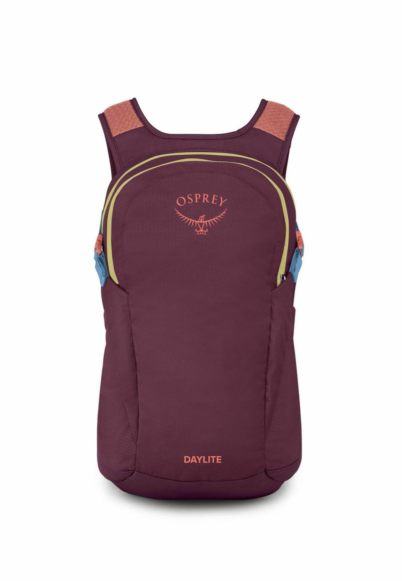 Zaino bordeaux con spallacci imbottiti, dotato di un ampio scomparto principale, tasche laterali e un logo Osprey con accenti arancioni e gialli.